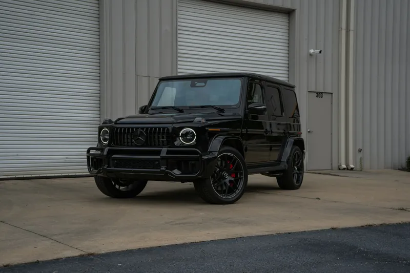 Siyah Mercedes-Benz G 63 AMG, depo kapısının önünde.